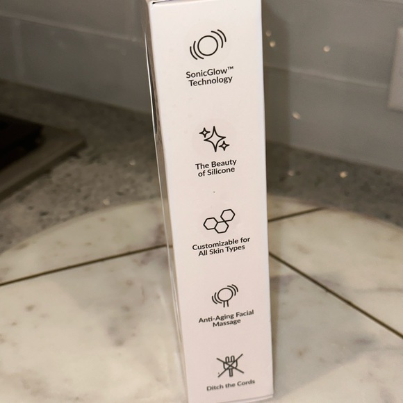 NIB PMD Clean - Smart Facial Cleansing Device with Silicone Brush & Massager - Picture 7 of 12